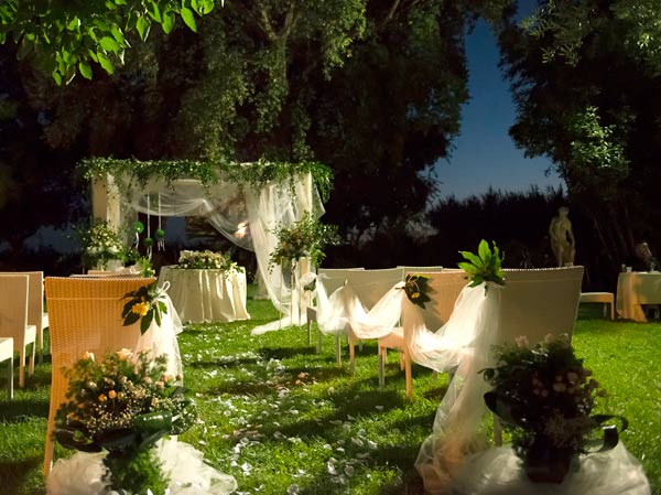 Matrimonio in giardino all'aperto con piscina 